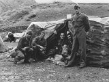 CAMPO INVERNALE A MONTE MONACO-Loc.Foce - 9.5.66 Sotto il nevischio - Inquilini da SX -P.Lissia,T.Di Pippa,A.Giusti, C.Ventaglio,M.Valeriani.jpg